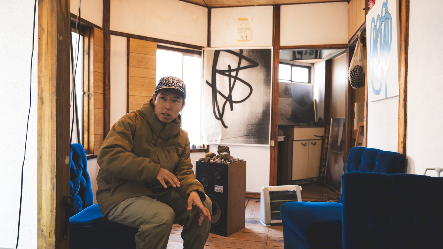 辺口さんの背後にある窓に2018年の台風時、瓦礫などが飛んできた