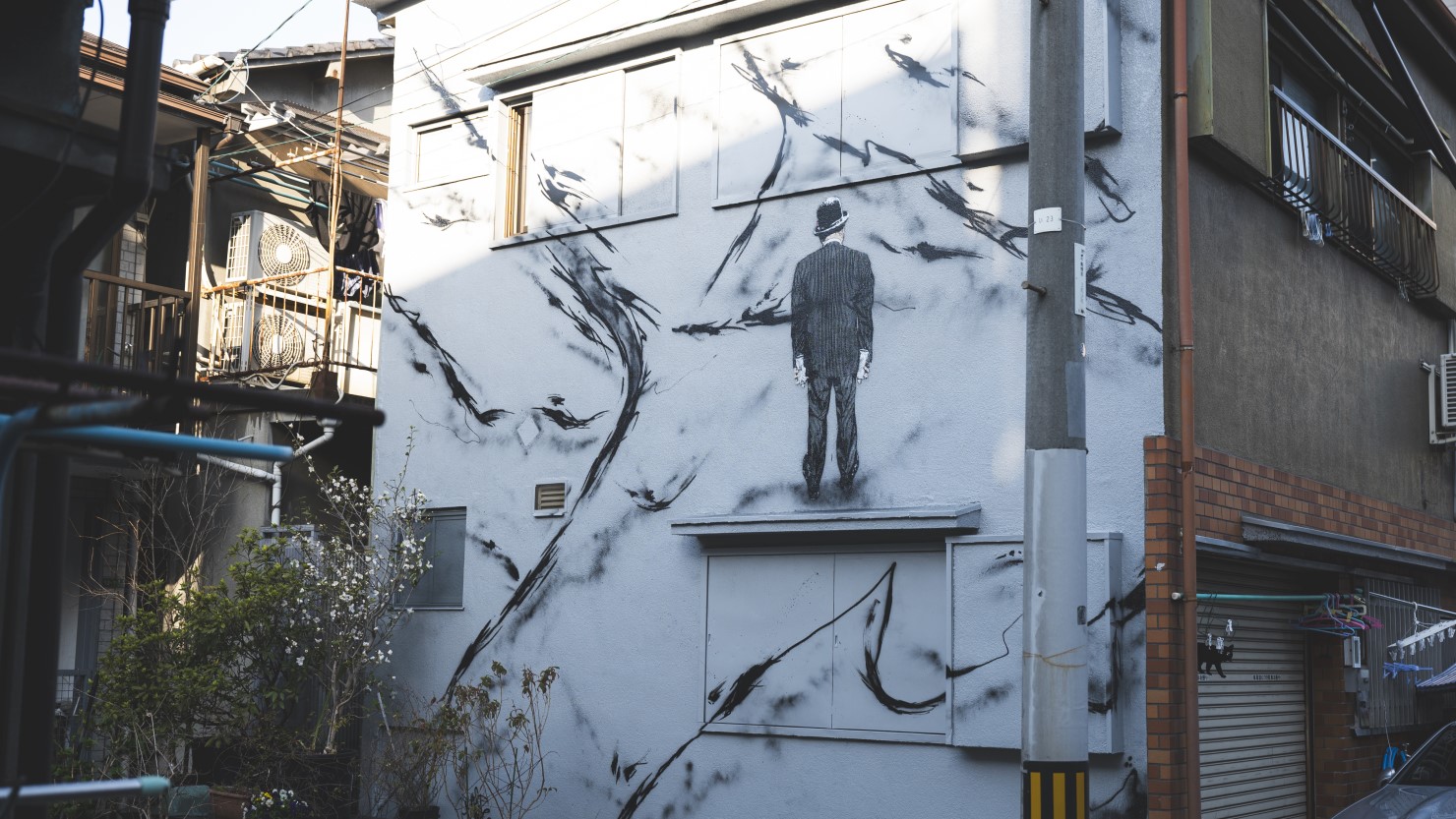 イギリスの作家、ニック・ウォーカーとシーワンの共同作品。中央に描かれている英国紳士風の人は、ニック・ウォーカー作品ではお馴染みのモチーフ「ヴァンダル」