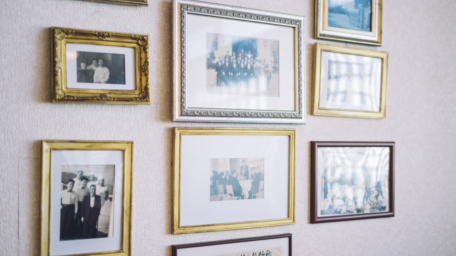 壁に飾られた創業当時の写真。今も昔も変わらない気品が店内に漂います