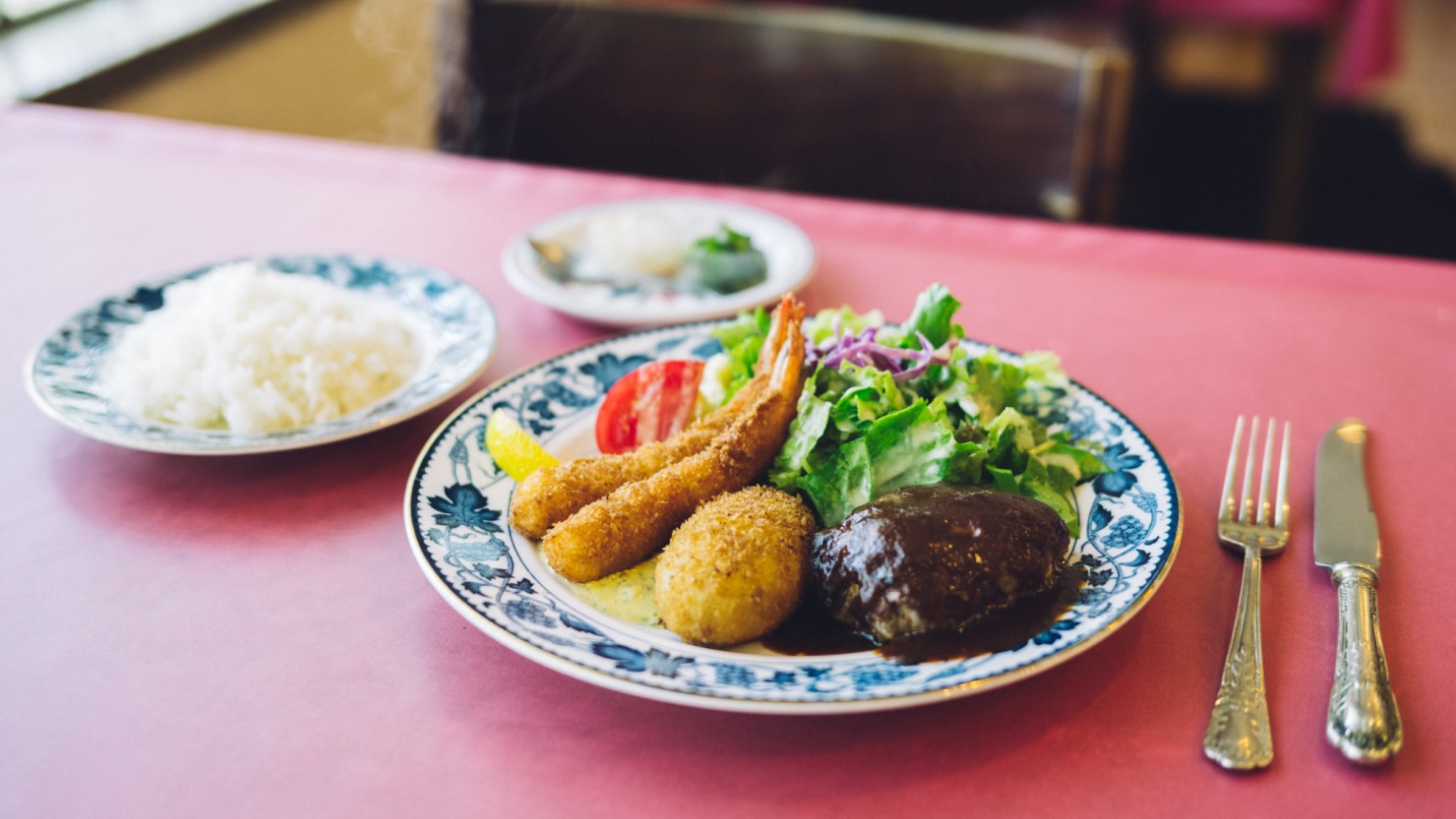贅沢が一皿に詰まったスペシャルランチ（1,900円）。このボリュームでもペロッと食べられてしまう秘密は、料理とのバランスを考え日々調整を重ねた、あっさりとした味わいの自家製ソース・ドレッシングにあり