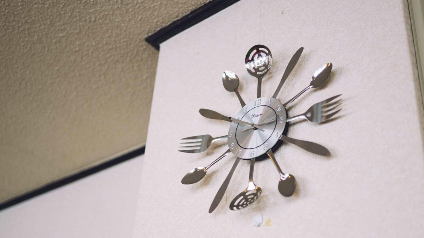 お客さんにも好評なカトラリーモチーフの時計は昔アメリカのスーパーで購入したもの
