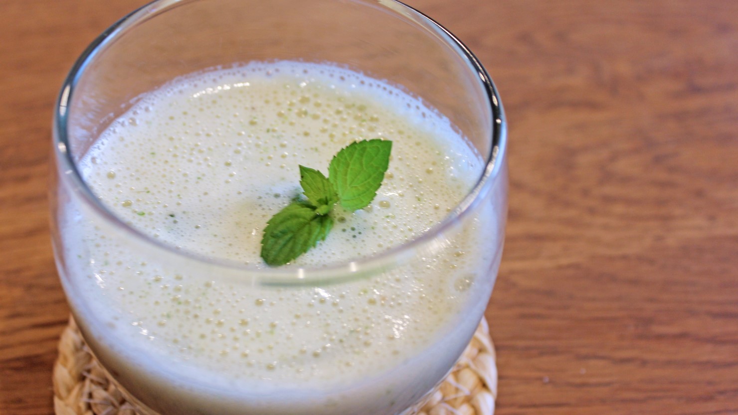 ブロッコリースプラウト、小松菜、バナナ、豆乳のスムージー