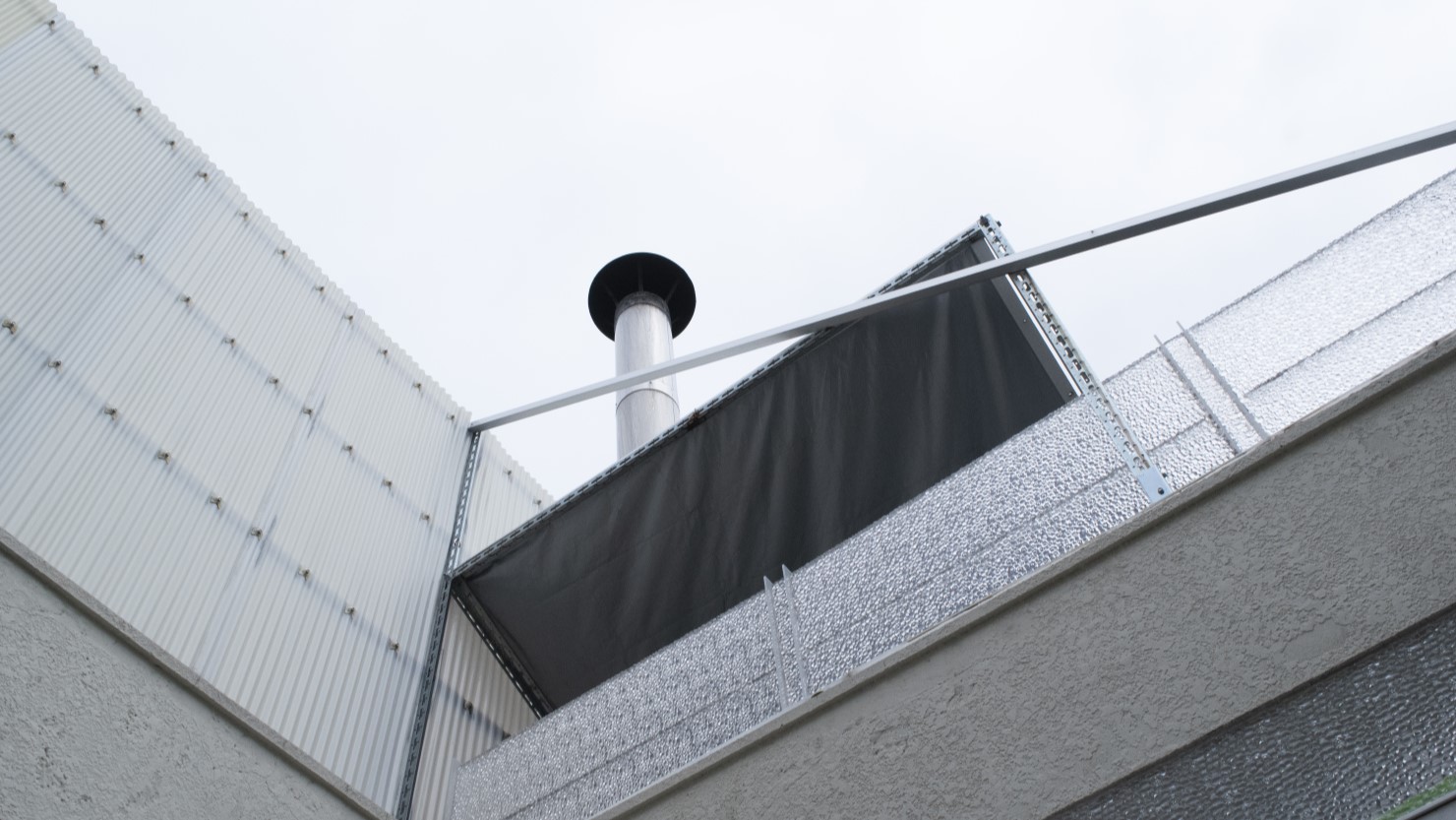 男湯の露天風呂からは煙突も見える