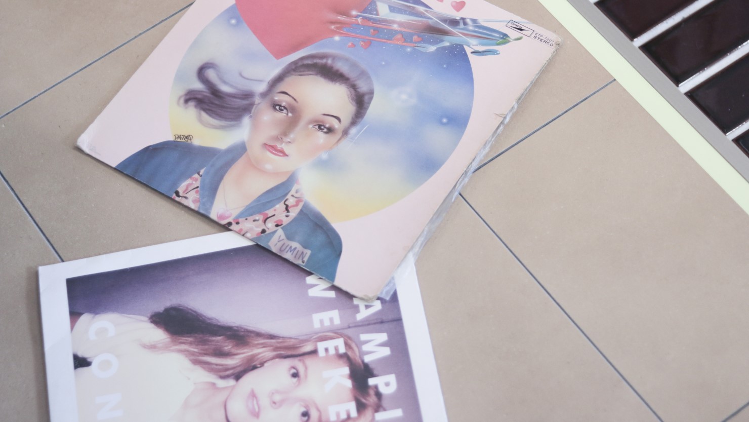 松田さん私物のレコードで店内を彩る。スチームサウナ内にもスピーカーがつながっているため、その間に聴きたい曲のリクエストやレコードの持ち込みもOK！　松田さん的定番アーティストはVAMPIRE WEEKEND