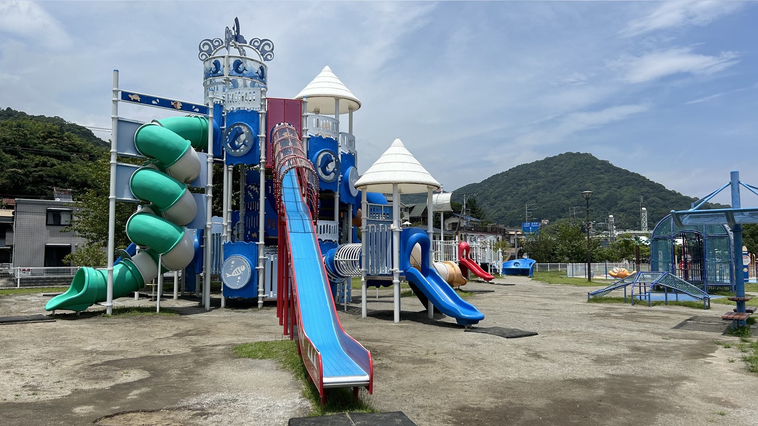 長浜海水浴場の向かいには大きな遊具も