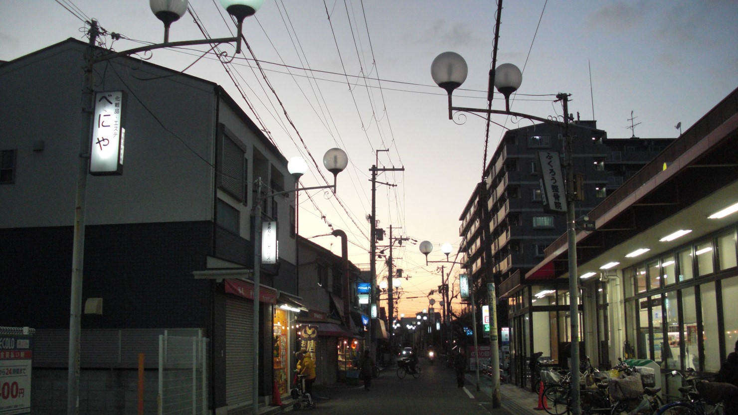 横道を抜ければまた違った下町情緒漂う街並みに