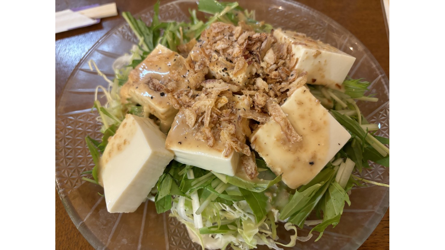 豆腐サラダ（480円）。他にもおつまみに「笑楽タコライス」（680円）ほか、親父の焼きそば（680円）などのメニューが並ぶ