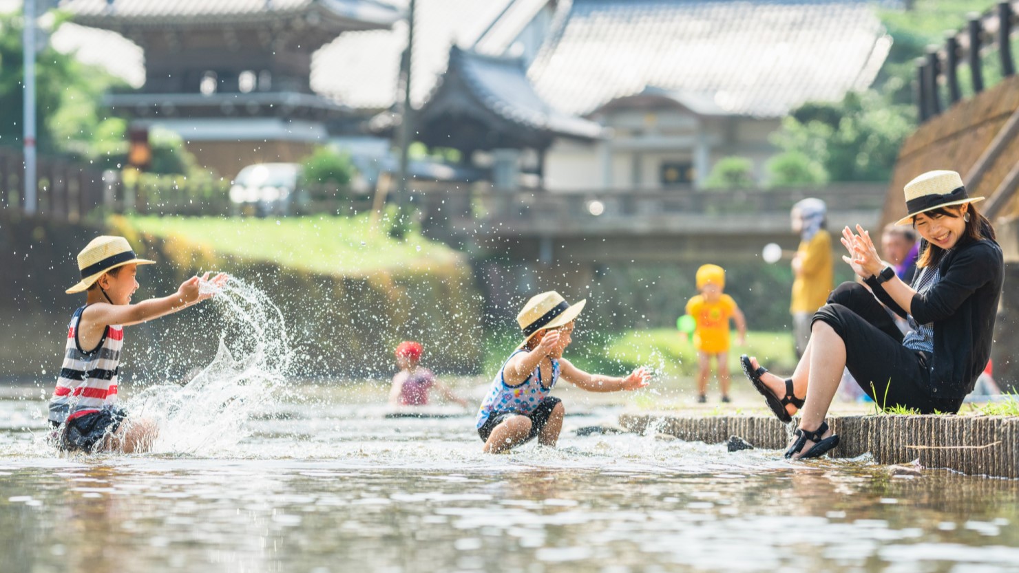 川遊びをする親子のイメージ