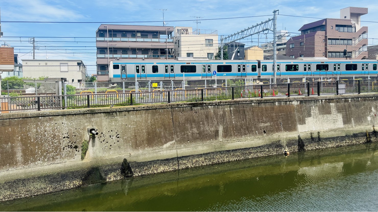 呑み川沿いから見える京浜東北線