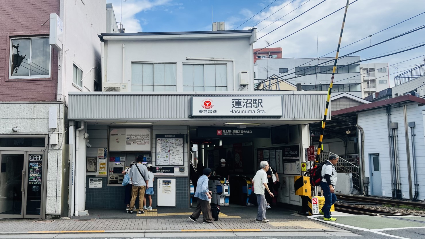 こぢんまりとした駅舎の蓮沼駅