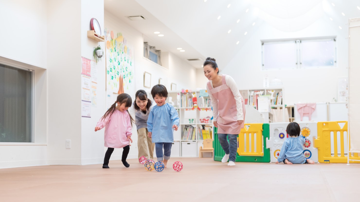 保育園で遊ぶ園児