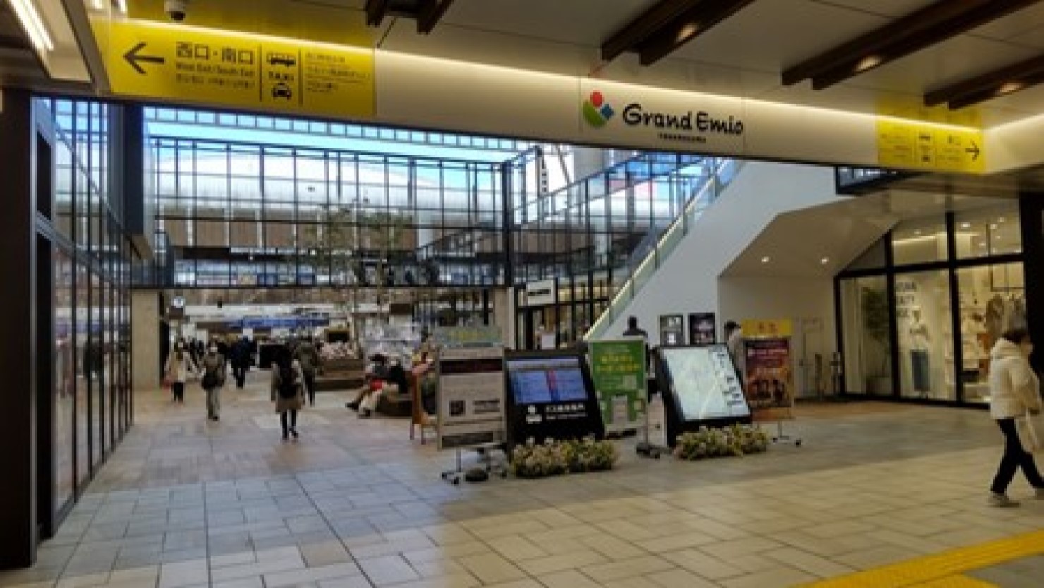 駅直結のグランエミオ所沢のセントラルプラザ　© 上条隼人