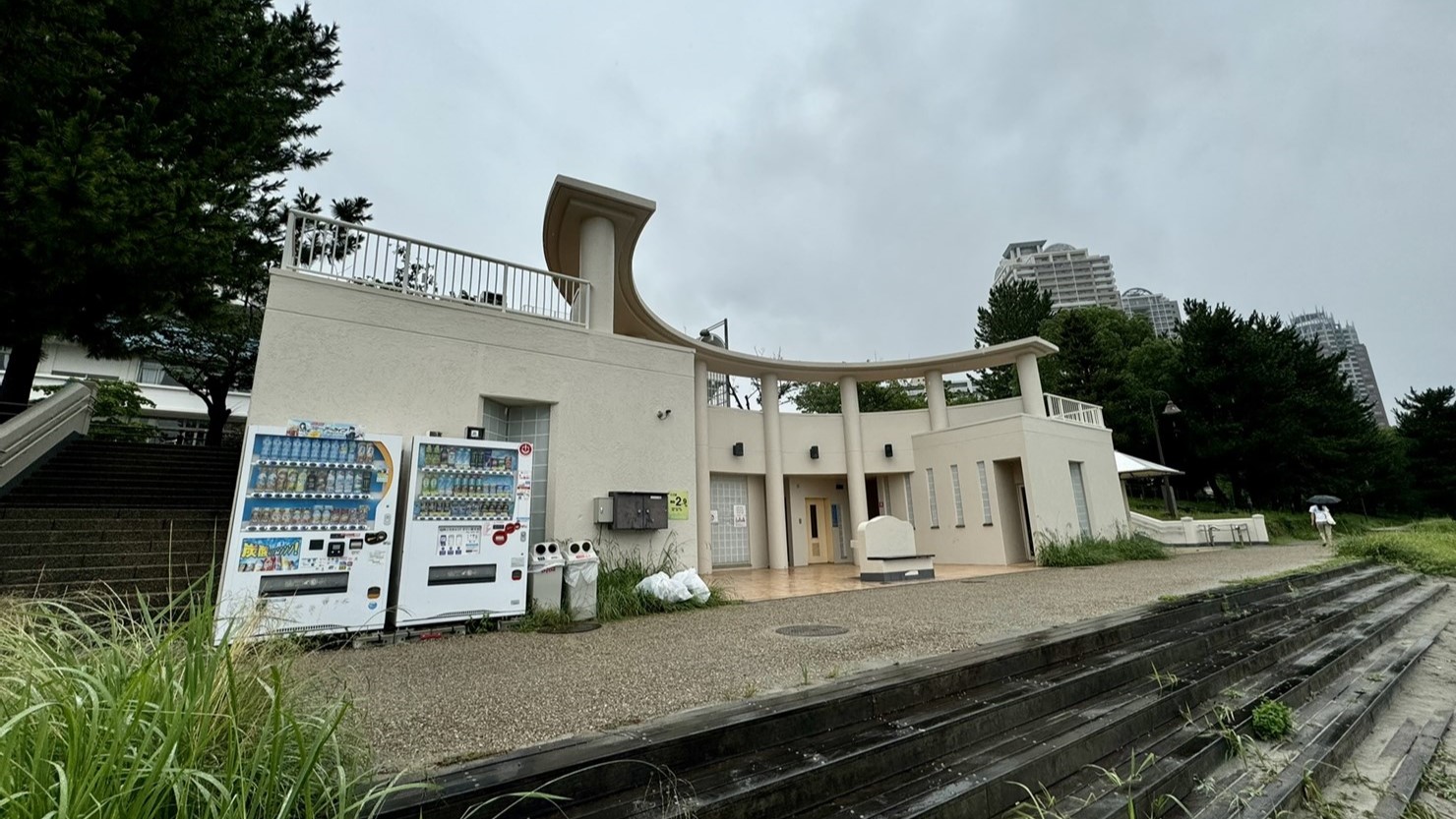 ビーチ沿いの立派なトイレ