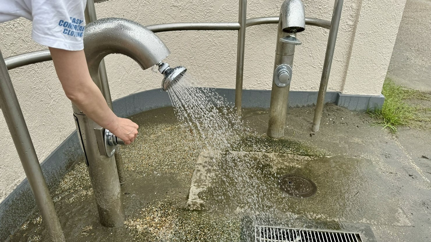 トイレの脇にある足洗い場。簡単に砂を流せるので便利