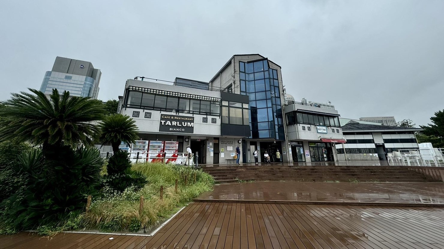 お台場海浜公園のマリンハウス。公園のほぼ中央に位置するので、ここから見る夜景も格別なはず
