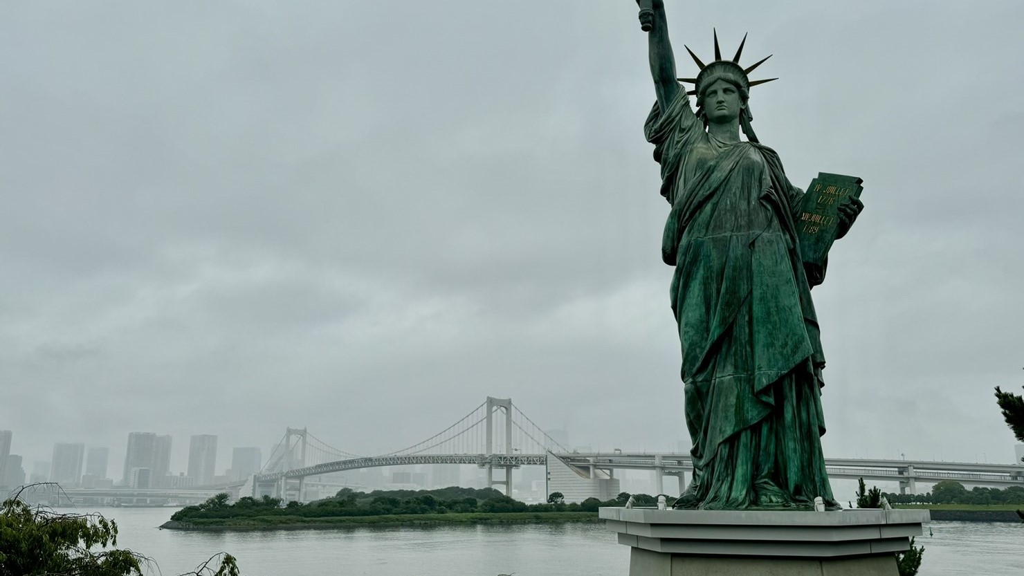 お台場海浜公園の自由の女神。背後のレインボーブリッジとのコラボが新鮮