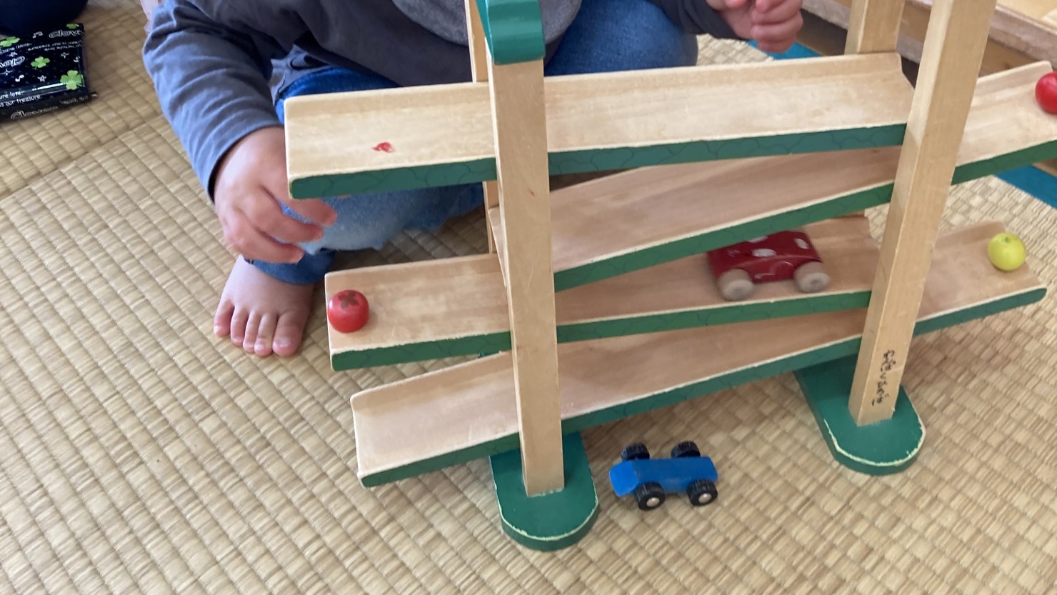 子育て支援センターで遊ぶ1歳の息子