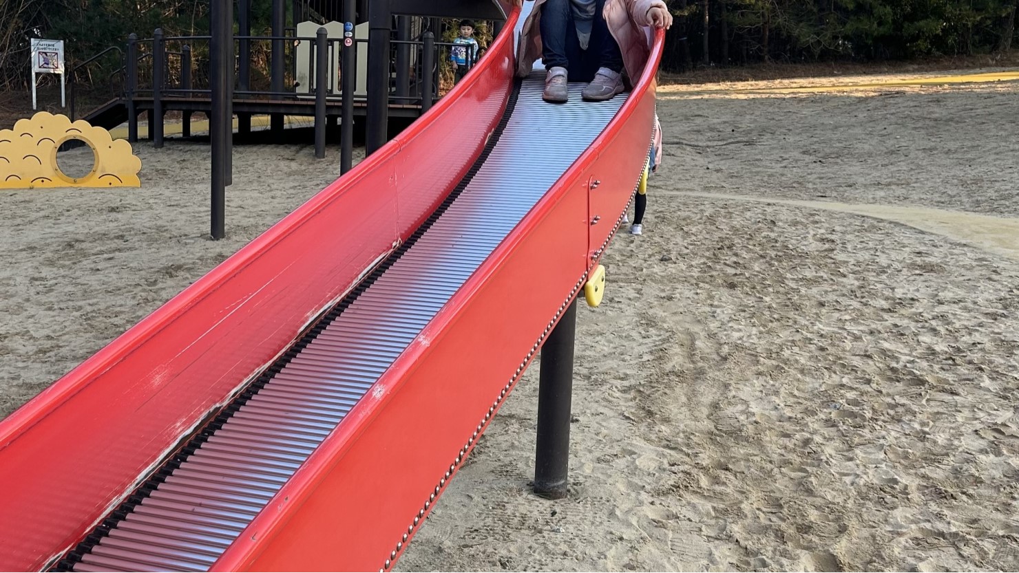 島根県立浜山公園でローラー滑り台を何度も楽しむ
