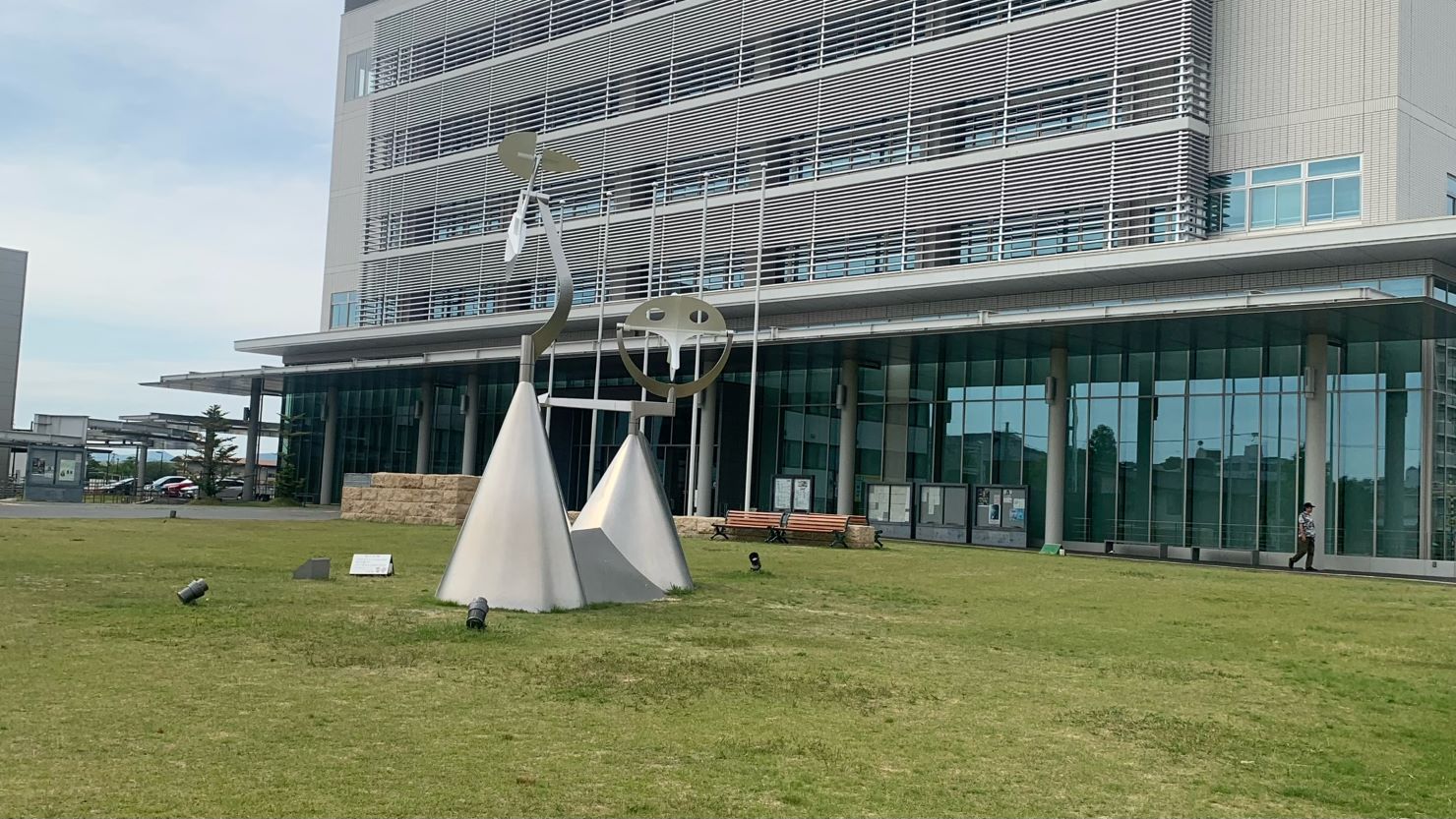 三田市役所前の芝生広場とモニュメント