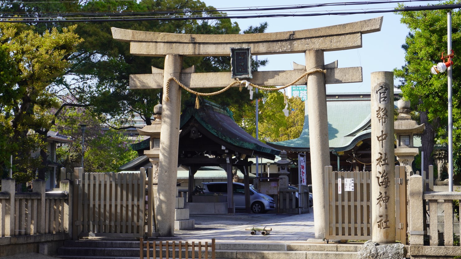 ご本尊は朱色の鳥居のさらに奥にある