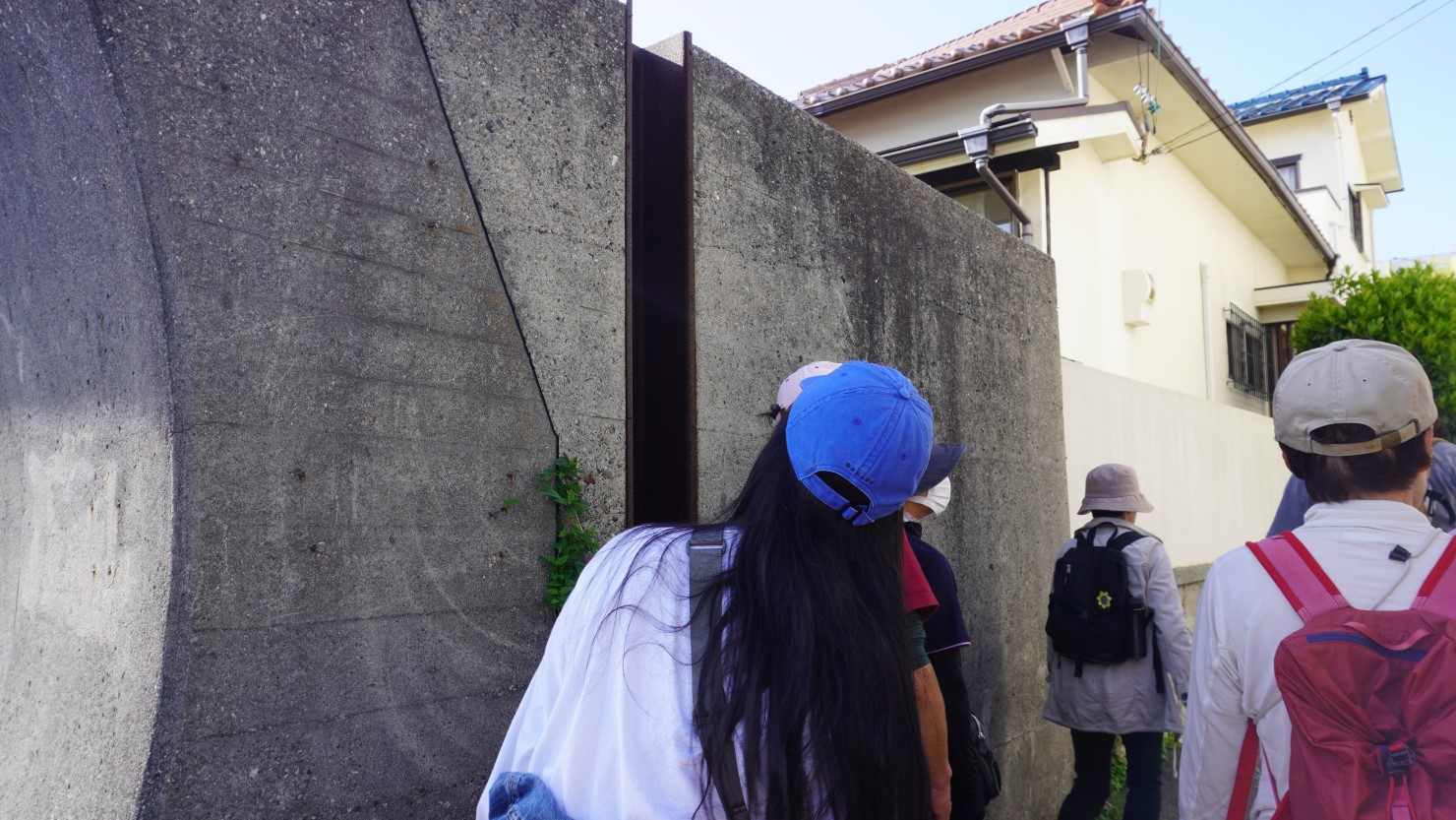 浜を埋め立てた平磯エリアにはかつて多くの漁師さんが住んでいました。通りからの波の侵入を防ぐため、防波堤に埋め込まれた鉄のドアを開け閉めできる仕様