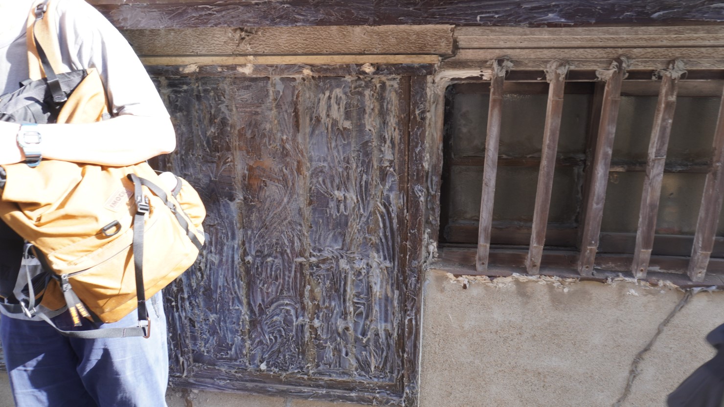 風化を防ぐために蝋で固められた木製柵