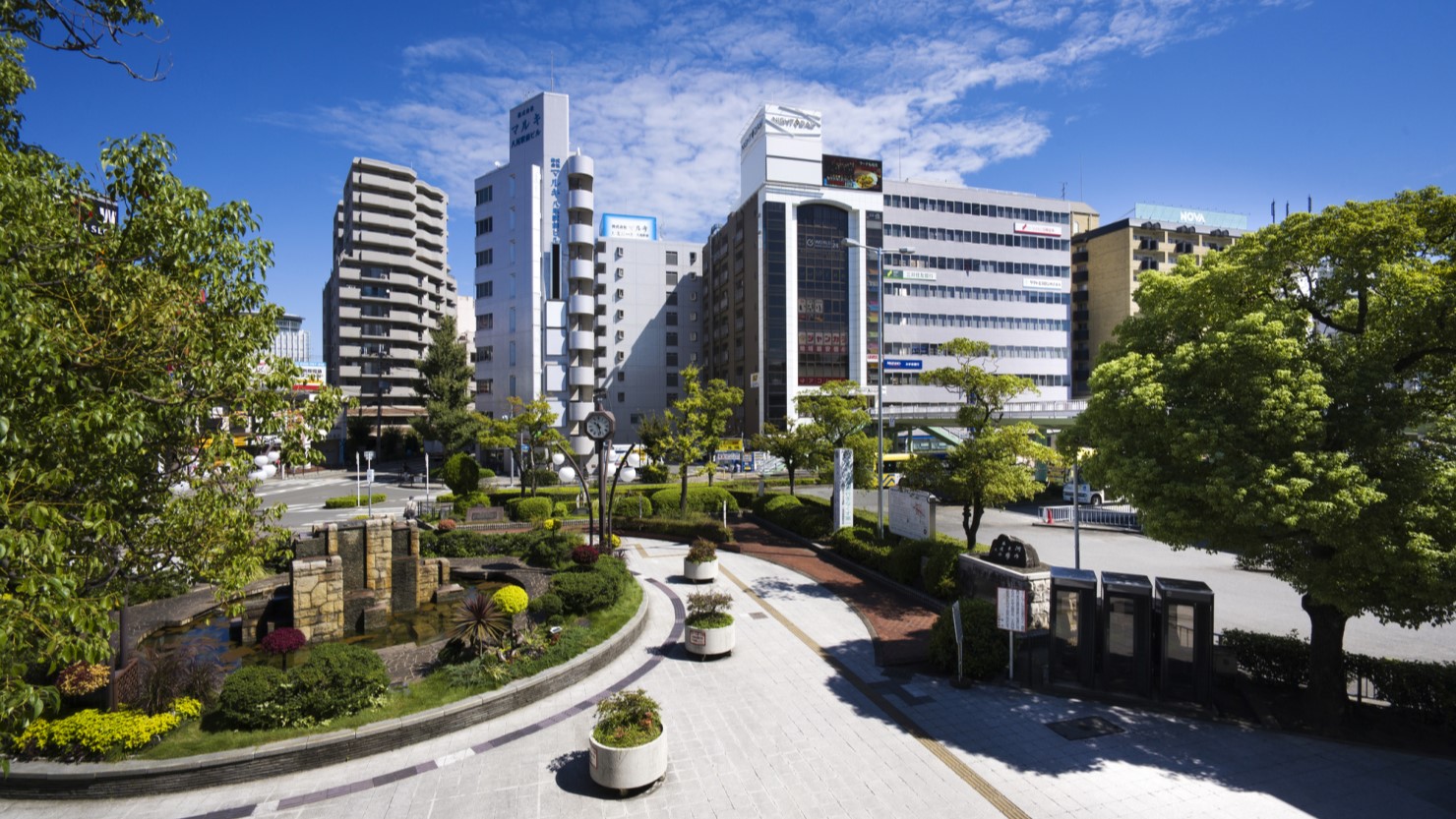 近鉄八尾駅前の様子。広場や商業施設などが近隣にある