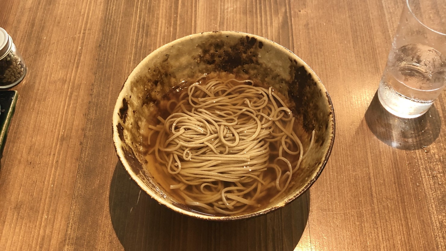 天神橋筋六丁目にある『蕎麦SANCS』の冷かけ蕎麦（700円）。鰹と昆布の旨味がバランスよく整えられた透き通る出汁が暑い夏の火照った体に染み入ります