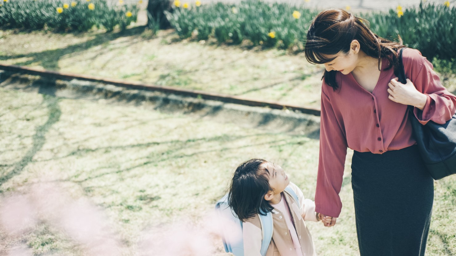 手つないで歩く親子
