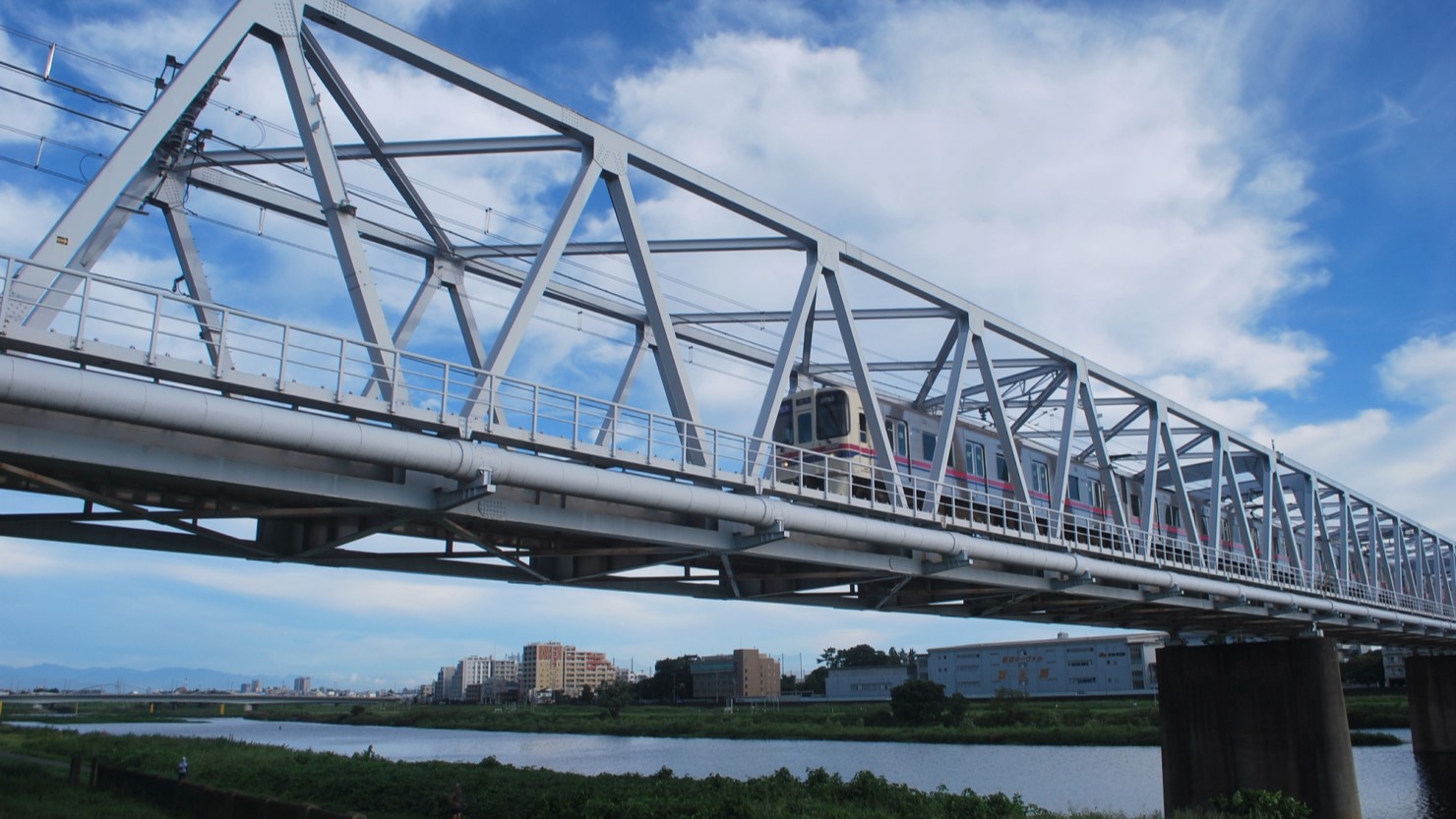 多摩川橋梁を走る京王相模原線