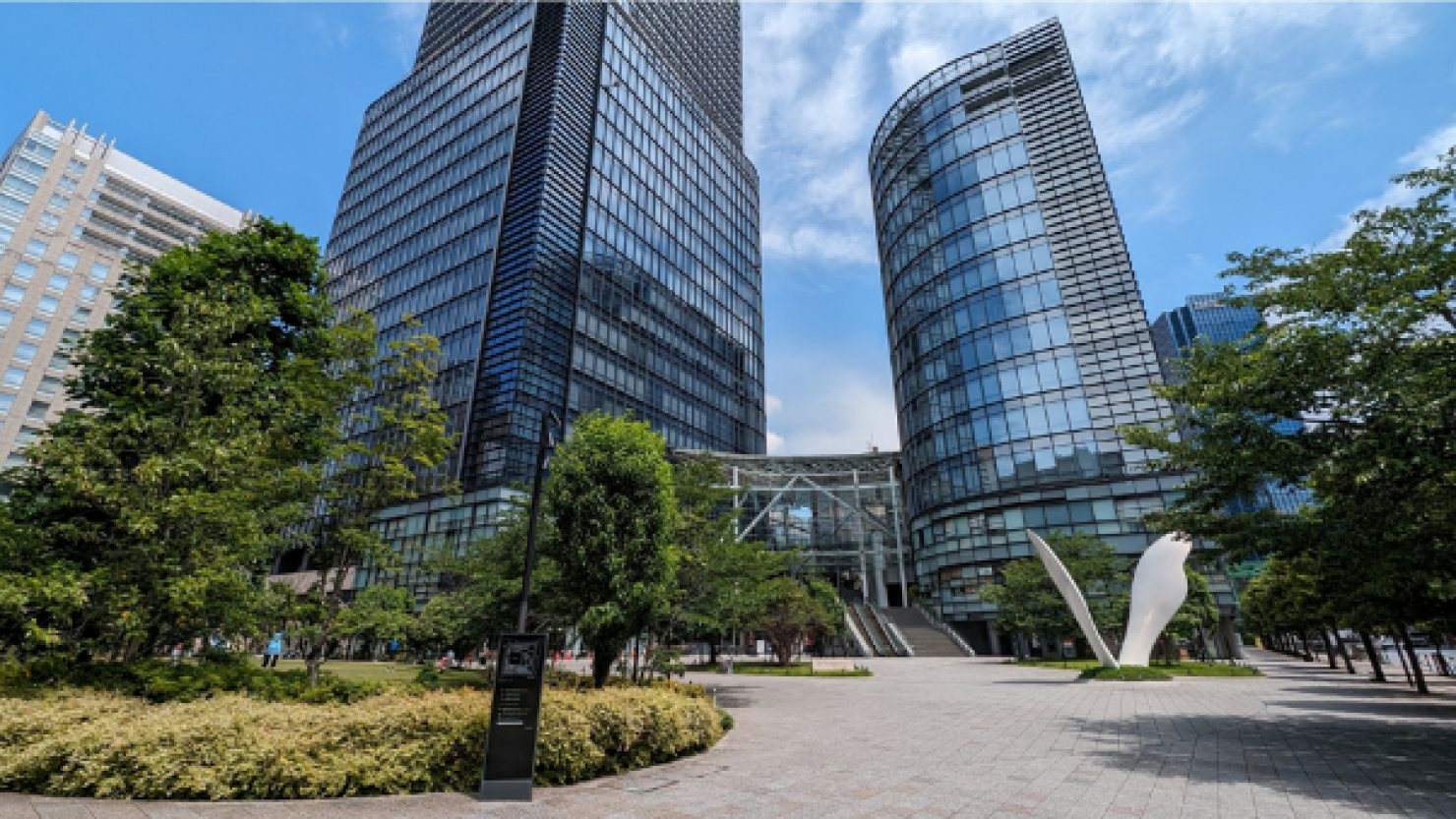 近くには、オフィス、店舗、住居などが入る複合施設「ワテラス（WATERRAS）」がある　©Misaki