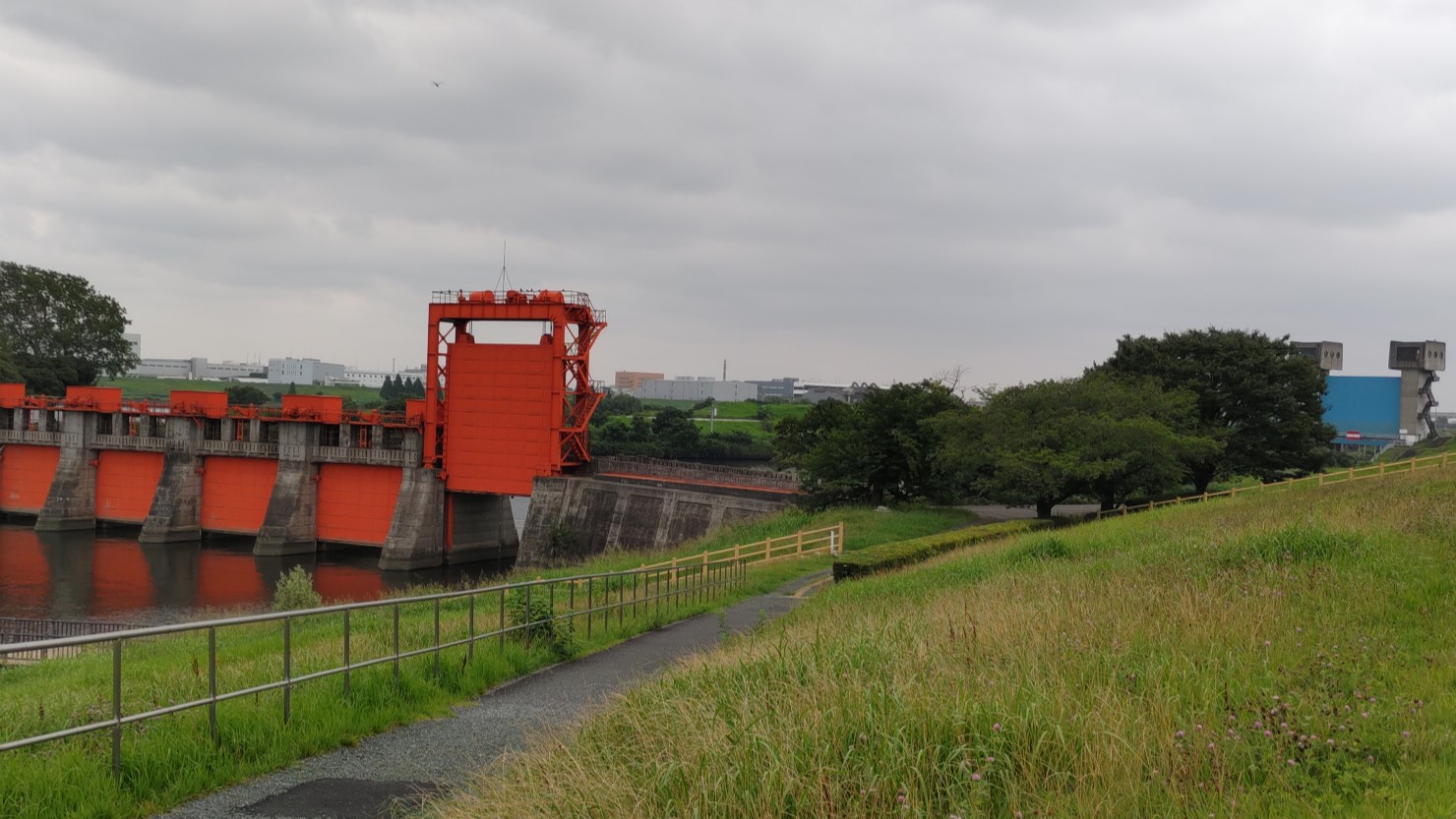 赤色の旧岩淵水門と青色の現在の岩淵水門