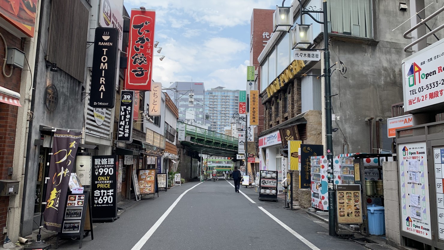 代々木駅西口の飲食店街