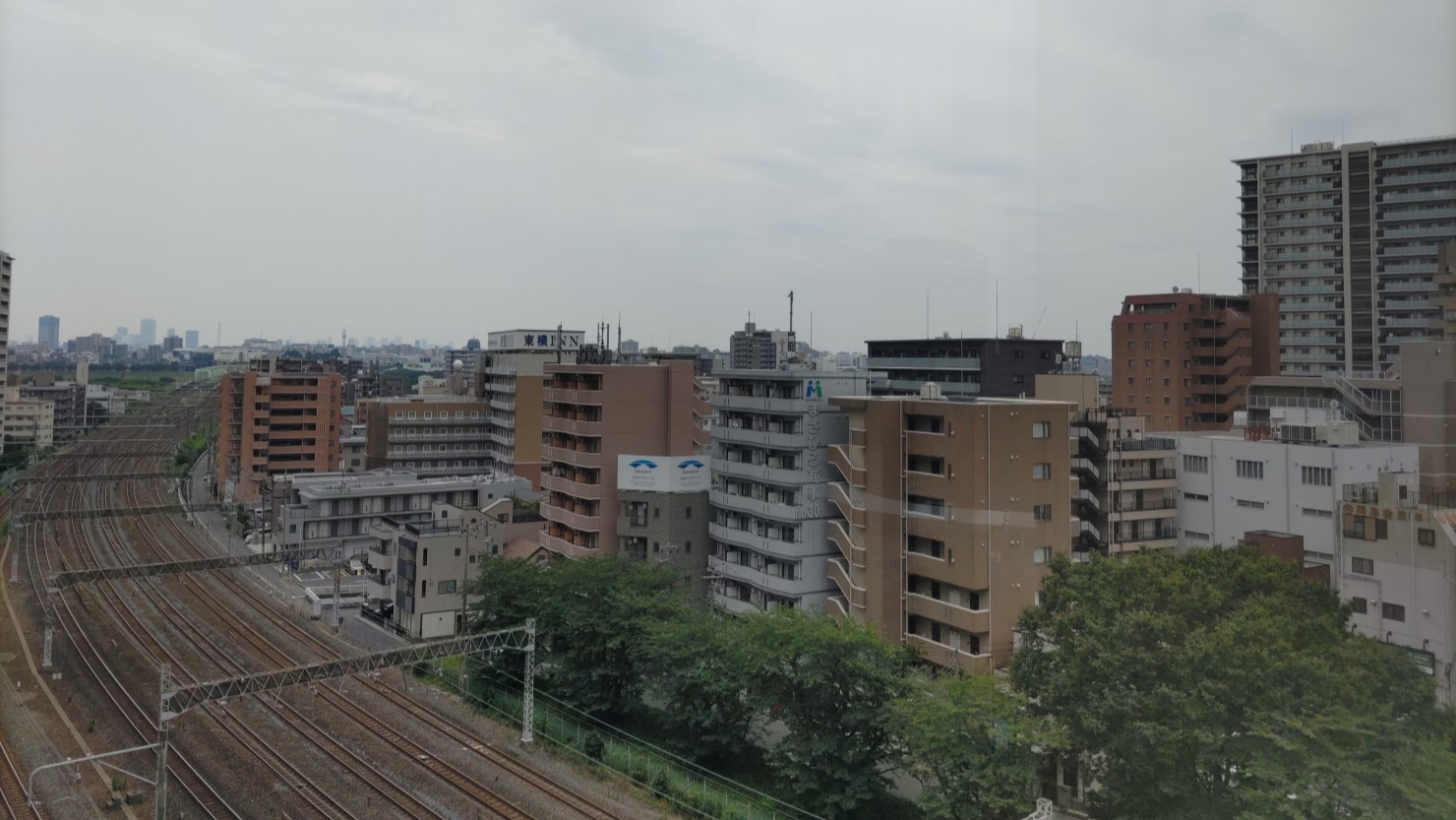 川口駅西口　線路沿いの住宅街