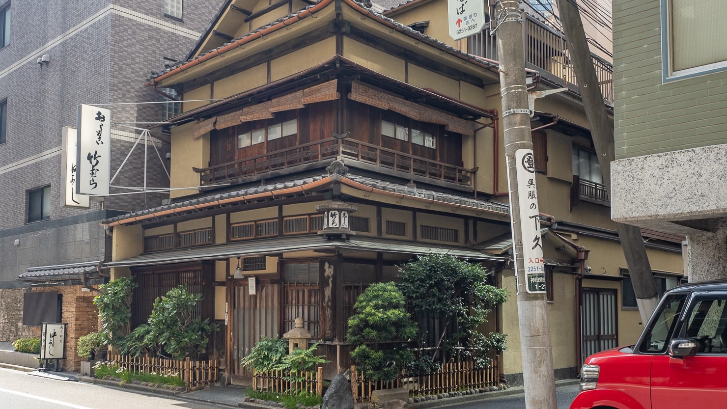 神田須田町の老舗甘味処「竹むら」は、東京都選定歴史的建造物に指定された甘味処