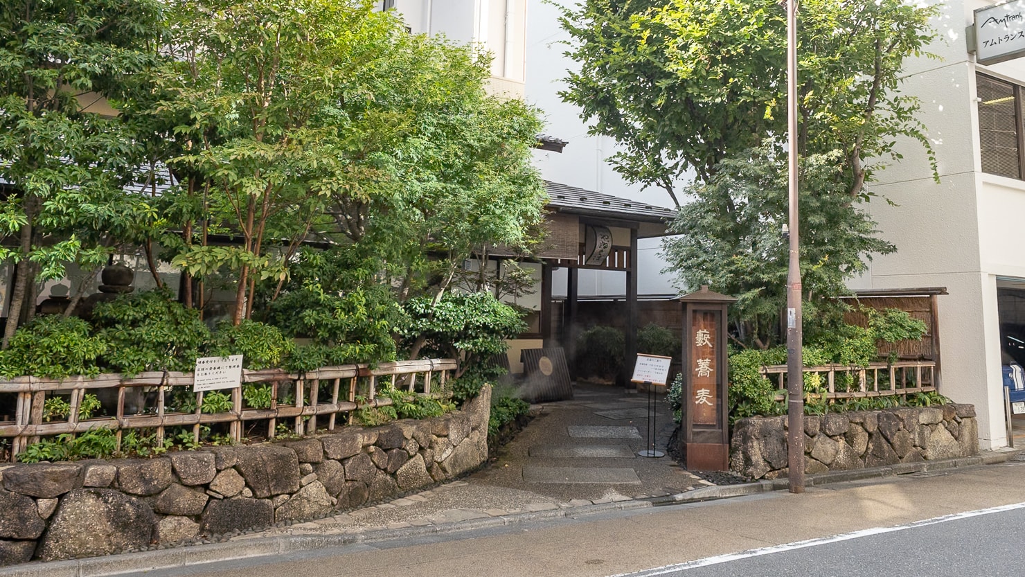 人気の蕎麦店「かんだやぶそば」は1880年（明治13年）創業。神田を代表する老舗のひとつ