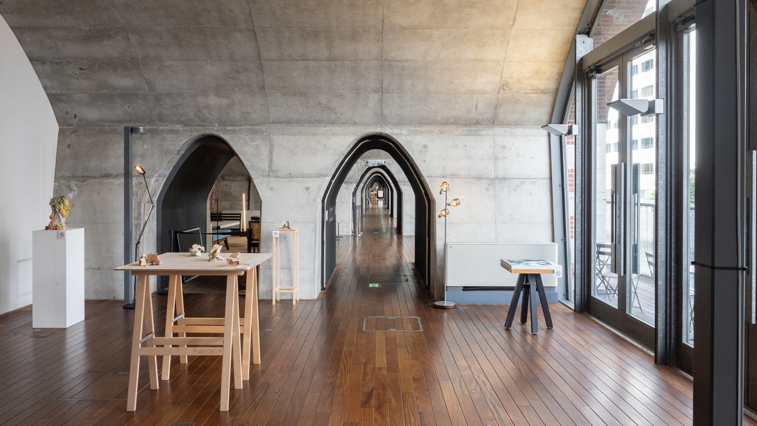 おしゃれな雰囲気のマーチエキュート神田万世橋の館内。プラウド神田からは徒歩約7分