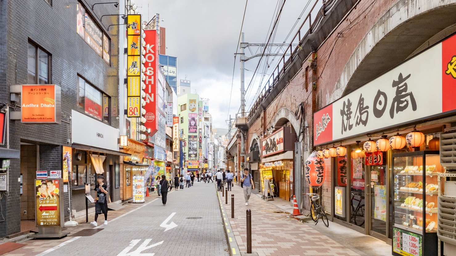 神田駅周辺の様子。特に駅周辺は繁華性が高い