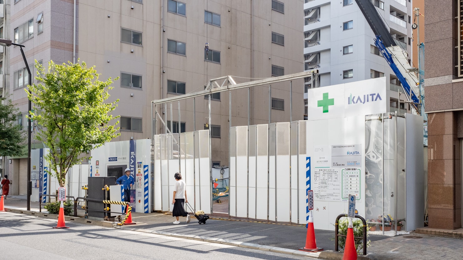 建設中の「プラウド神田」。物件から徒歩約1分には「まいばすけっと 神田駅北口店」「ファミリーマート 神田多町店」があり、徒歩約8分には「サミットストア 神田スクエア店」、徒歩約21分には「大丸 東京店」、徒歩約22分には「東京ミッドタウン 八重洲」など、生活利便施設が点在