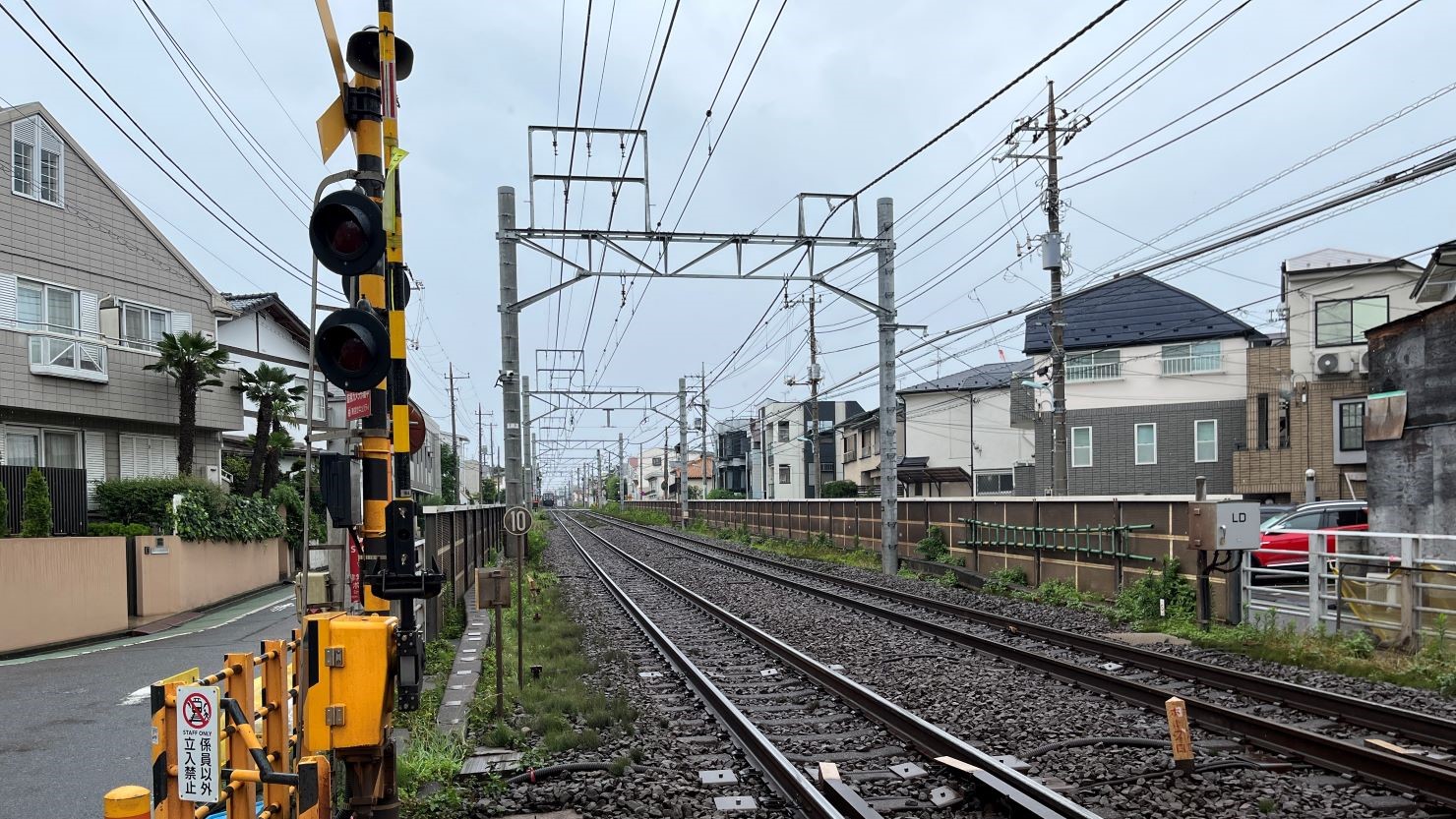 都立大学駅から自由が丘駅へと続く線路と住宅街
