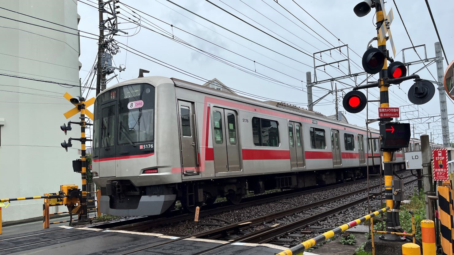 都立大学駅を出発した東急東横線の電車
