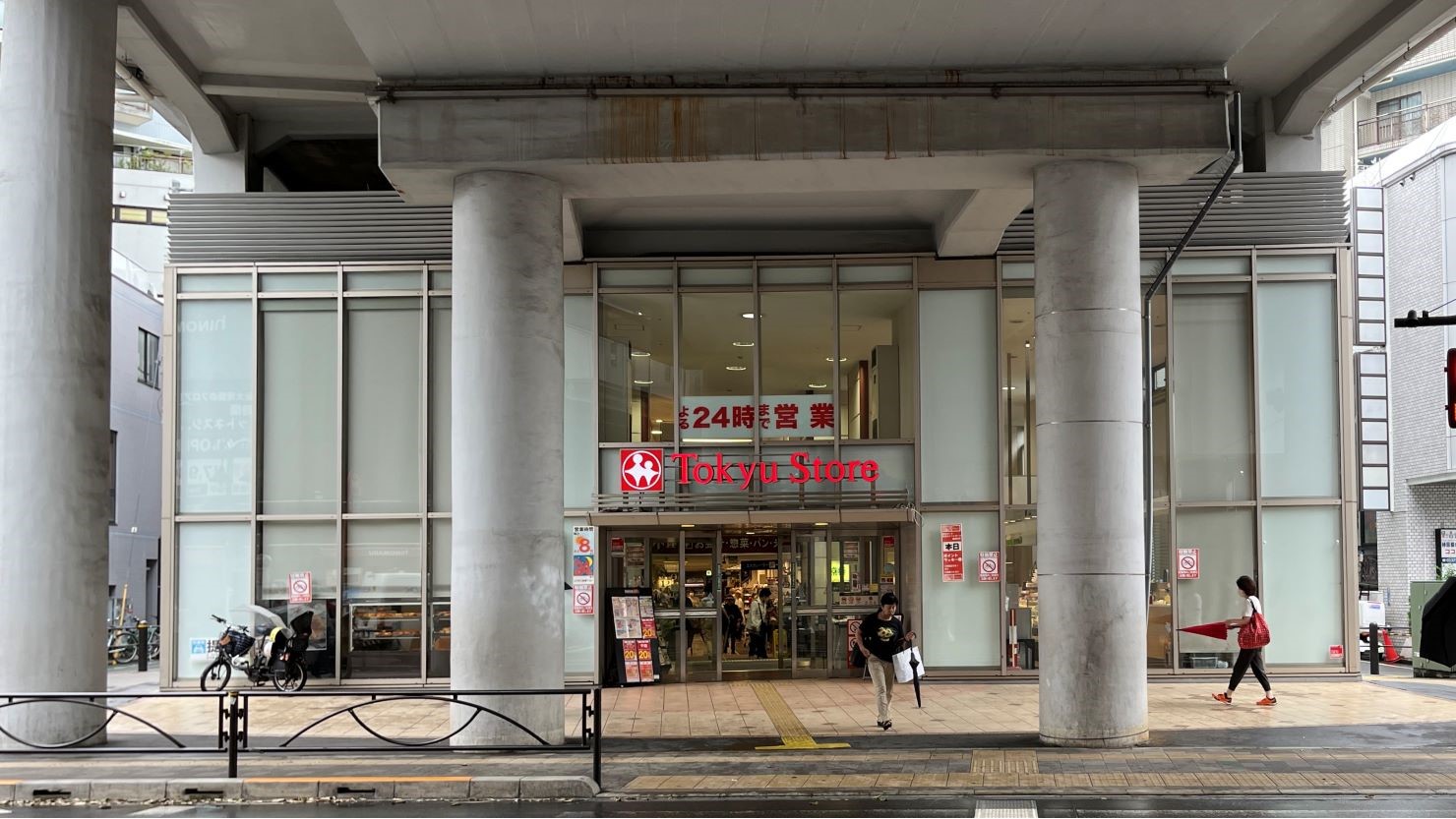 改札を出て目の前にある東急ストア