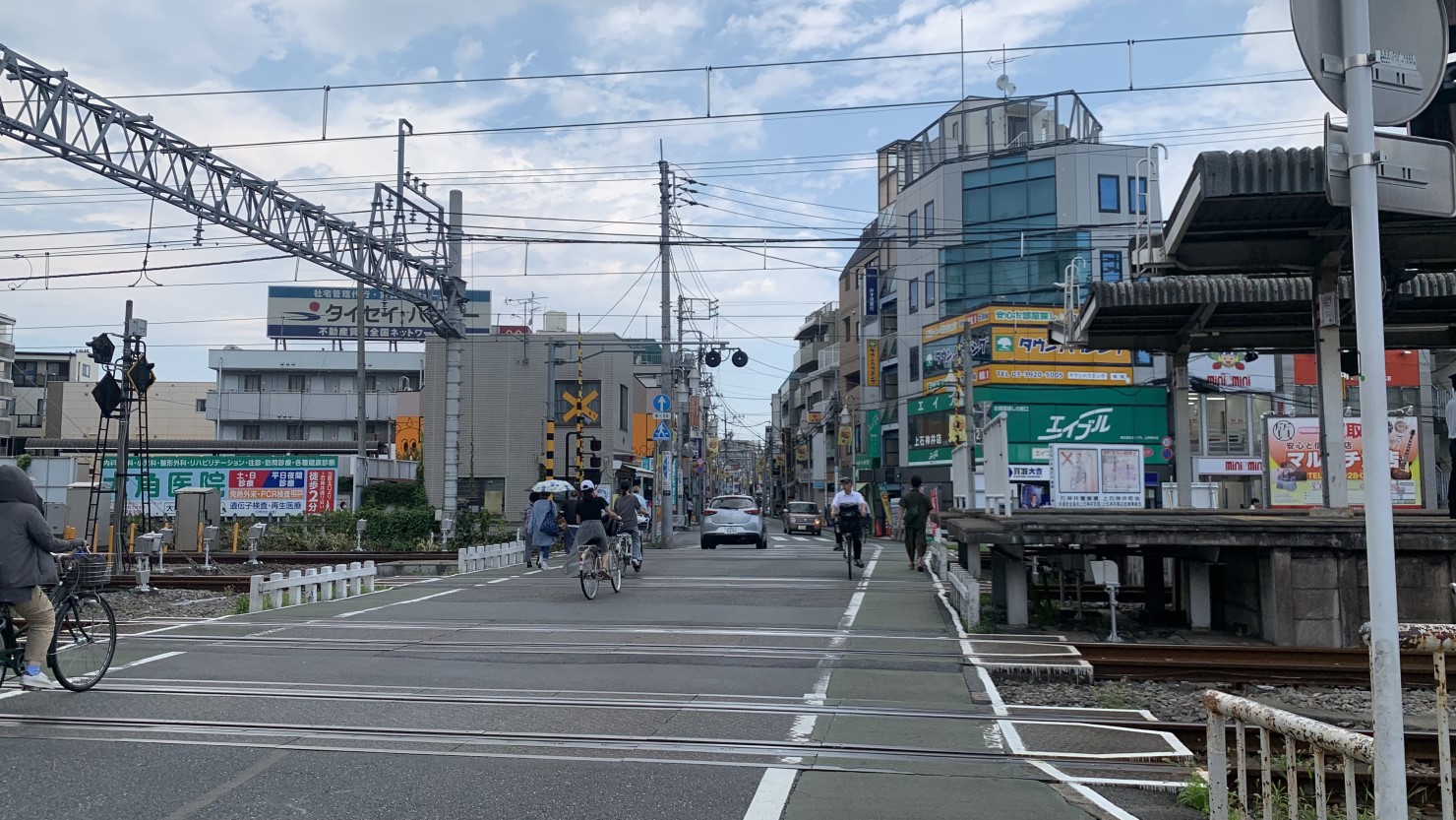 上石神井駅前の踏切