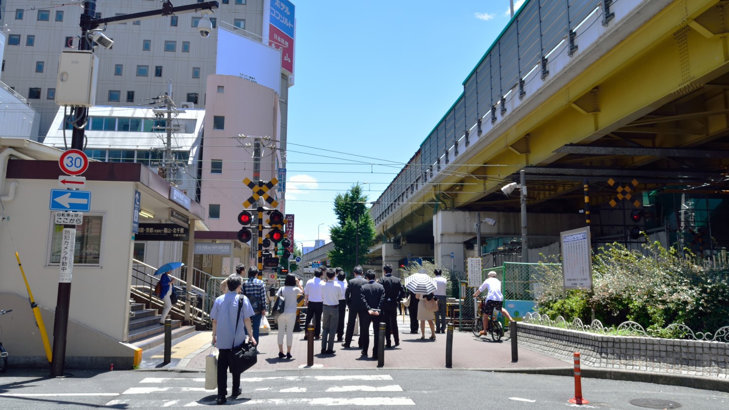 阪急南方駅前の様子。昼夜問わず、たくさんの人が利用します。