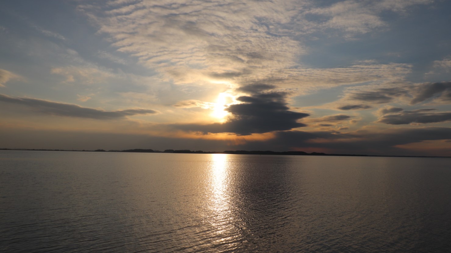 霞ヶ浦に沈むある日の夕日