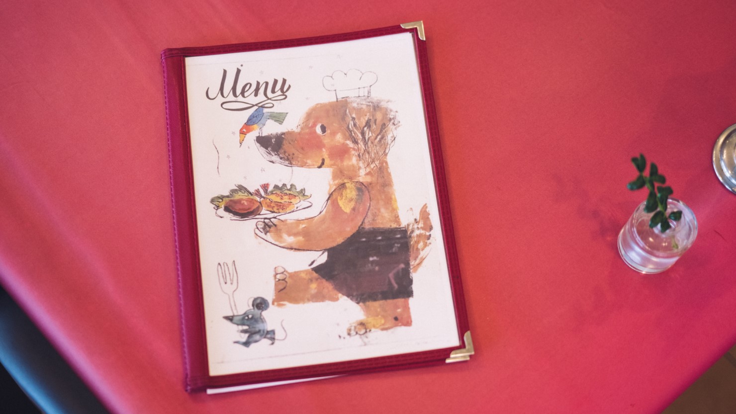 メニューには、西崎さんの愛犬・れんげちゃんがスペシャルプレートを持つ様子が描かれる。これは創業60年を祝してお客さんが描いてくれたもの