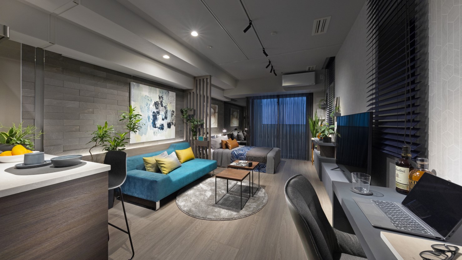 単身者ならびにDINKsからの需要が高そうなプラウド神田1LDKモデルルーム。高級感のある使い勝手のよい広々とした居室空間、かつフレックスドアの活用により、家具の配置の幅も広がる。所在地：プラウドギャラリー虎ノ門（提供：野村不動産）