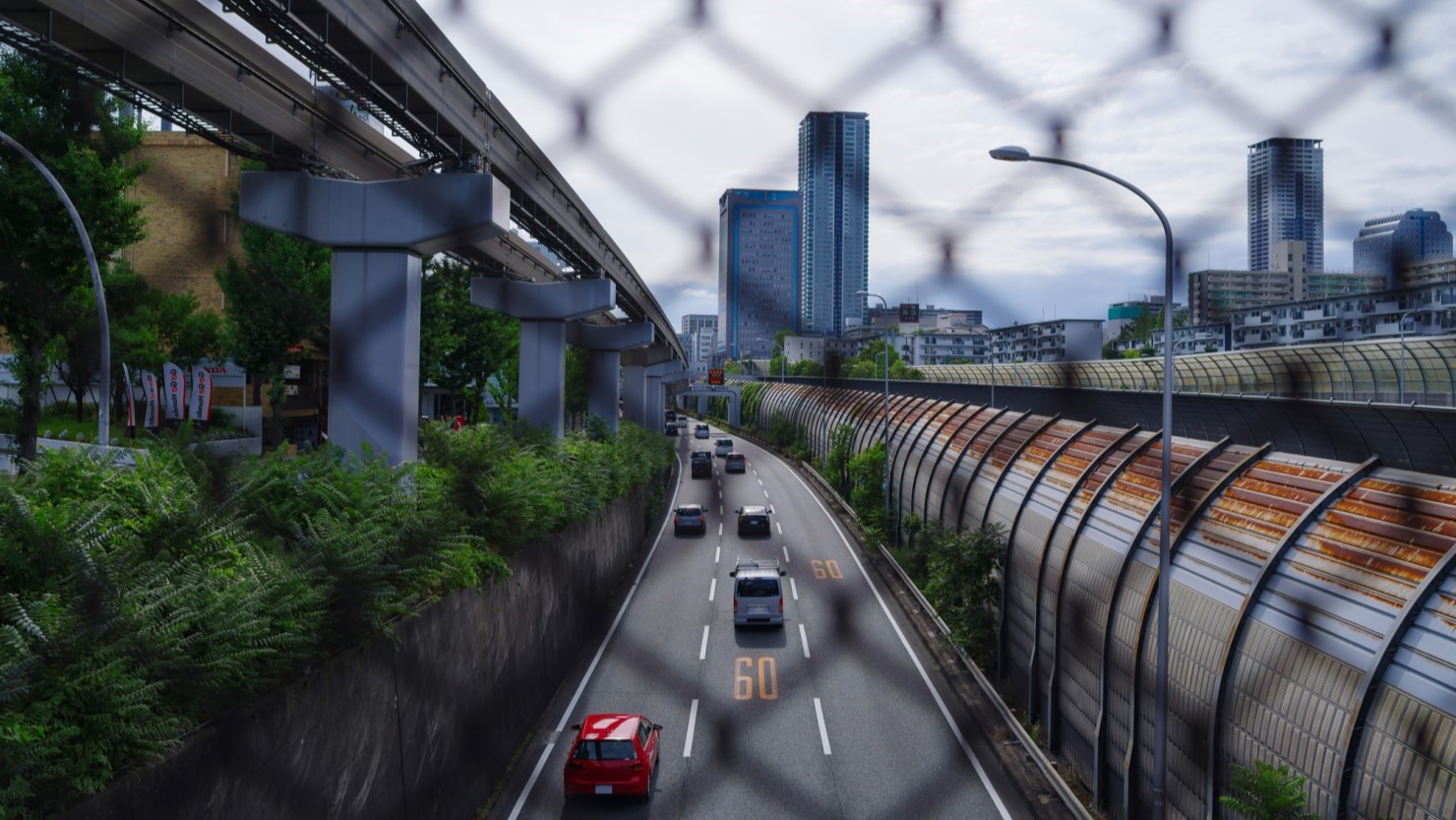 万博記念公園の入り口につながる橋から見た大阪府道２号大阪中央環状線