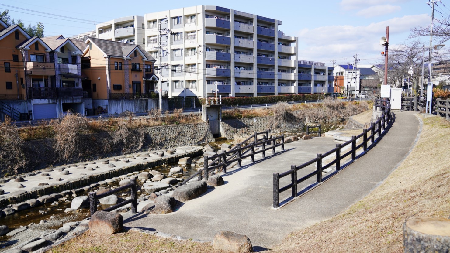 野畑南公園の前にある千里川は川遊びに人気のスポットです     