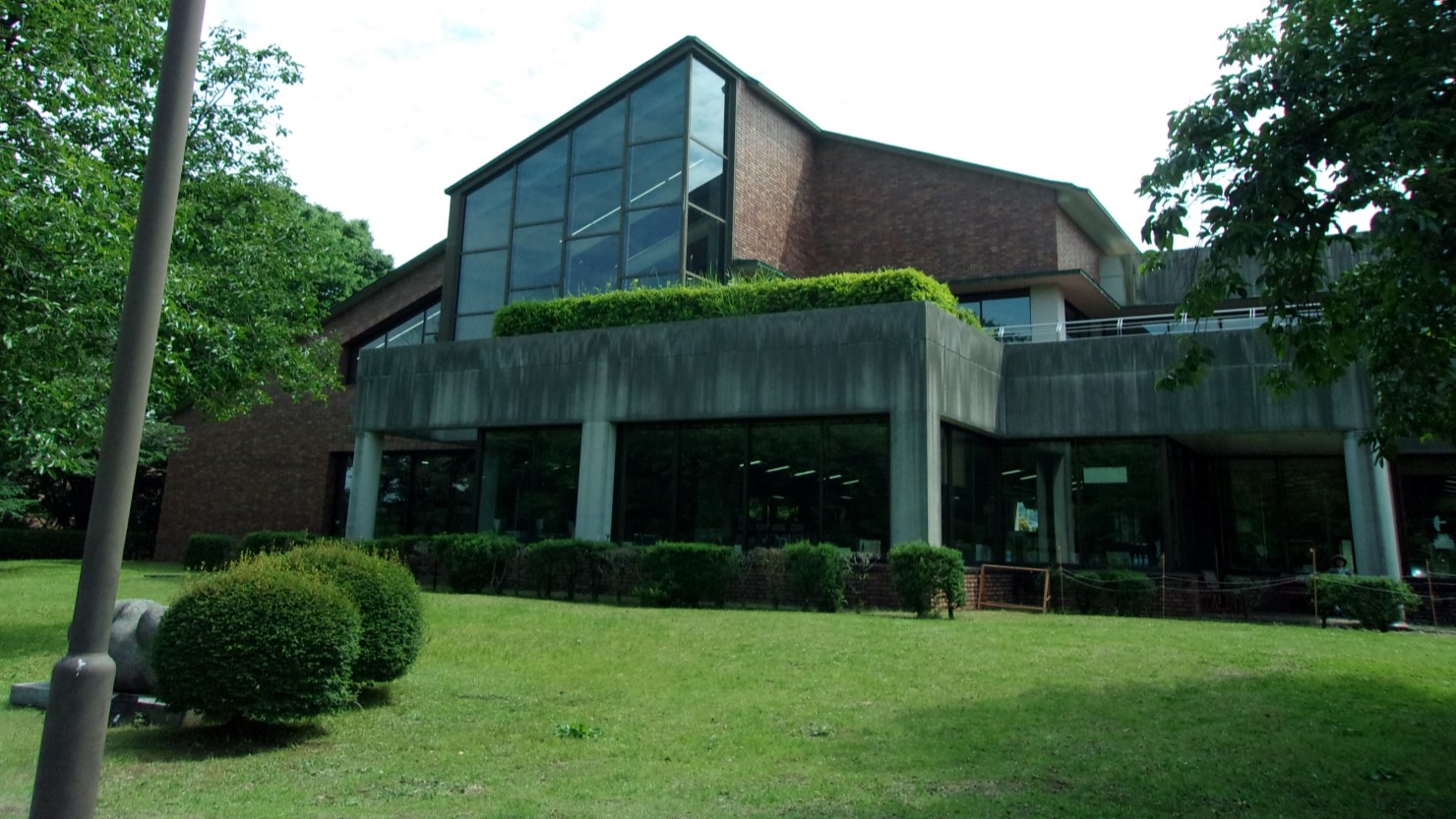 秦野市立図書館